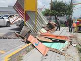 Fuertes vientos derriban  estructura metálica y aplasta automóvil
