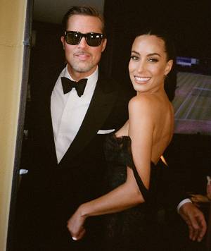 El actor Brad Pitt junto a la diseñadora de joyas Inés de Ramón, foto ( Tomada de X )