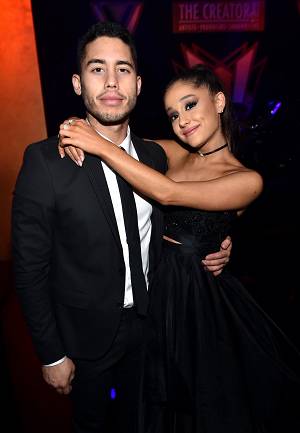 La cantante y actriz Ariana Grande, habría retomado su relación con Ricky Álvarez, foto ( Tomada de X )