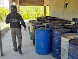 Ejecuta FGR cateo y asegura más de 30 mil litros y mas de 25 mil kilos de precursores químicos
