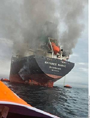 Buque petrolero fue impactado por un proyectil no identificado mientras navegaba frente a la costa de Omán, en el estratégico Estrecho de Ormuz. Foto: Reforma (archivo).