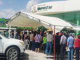 Decenas de adultos mayores hacen fila en el Banco del Bienestar para cobrar su pensión en Río Bravo