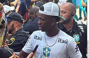 Vinicius Jr. fue de los jugadores más solicitados por la afición de Brasil en Houston.