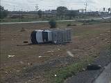 Vuelca camioneta sobre la carretera a Monterrey; conductor resulta con lesiones leves